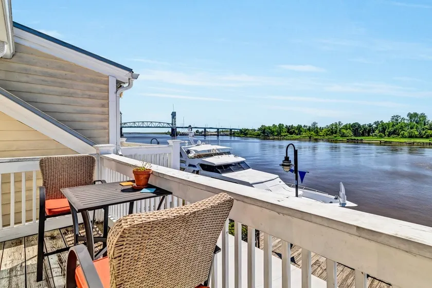 Luxury Sunsets On the Riverwalk -King Bed- Parking - Image 1