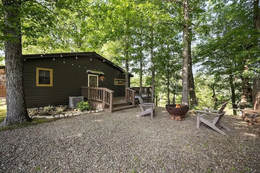 Viney's on the River ~ Waterfront Couple's Retreat - Image 1