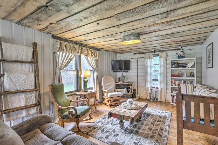 Eclectic Ladysmith Hideaway: Hike and Hunt! - Image 1