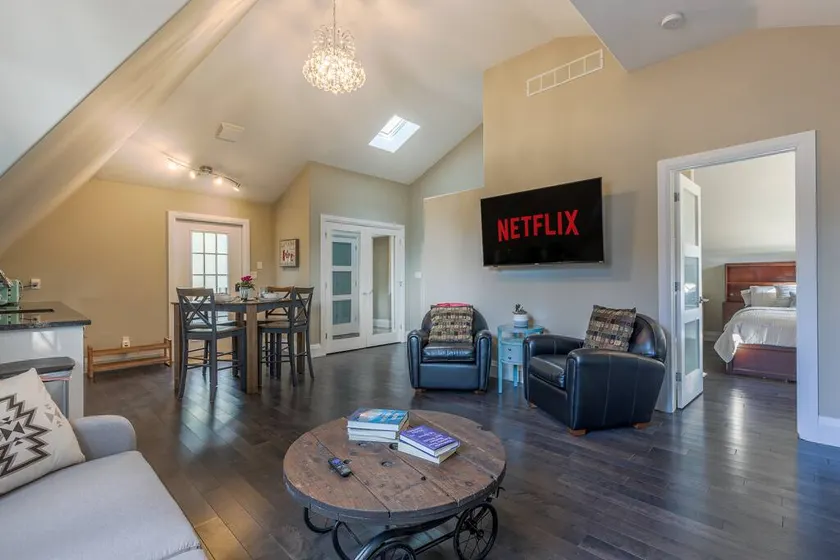 2 BDR Spacious Loft Suite | Walk To Lake & Beach - Image 1