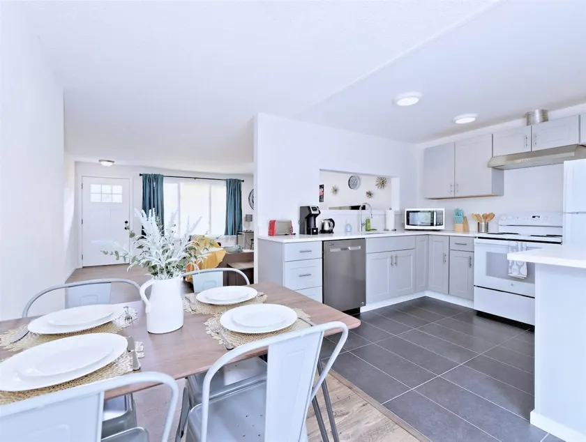 Blue Apt. #B |Stylish & Private 2BR |North Seattle - Image 1
