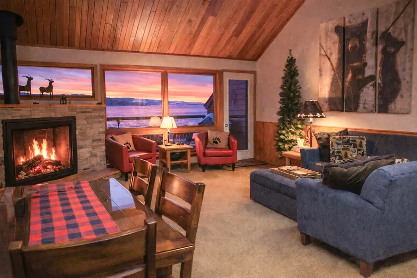 North Shore Nirvana: Lakefront, Deck, Fireplace - Image 1