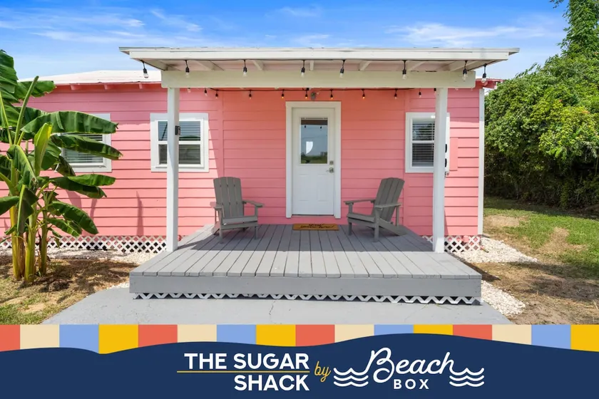 Charming Beach Bungalow Near the Seawall - Image 1