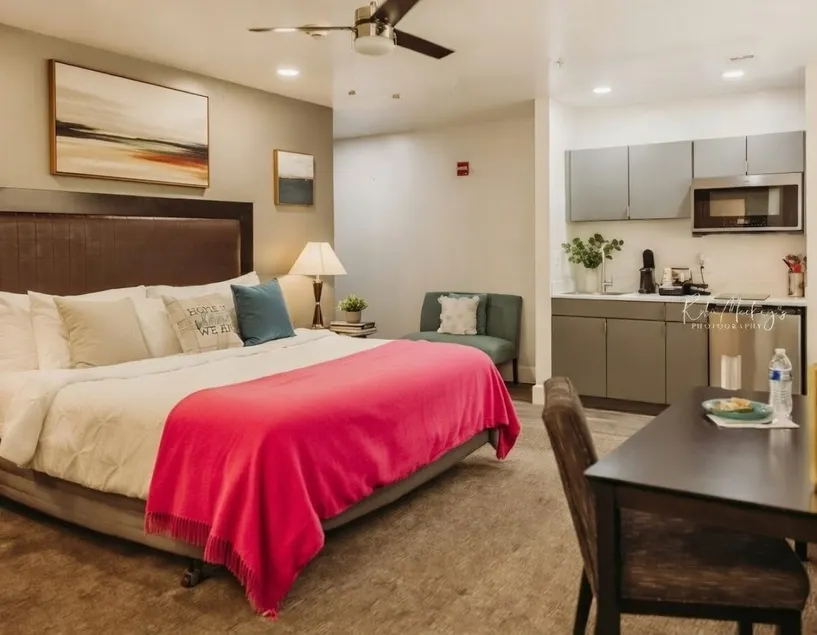 104 · Cozy Corner #104 - King Bed Hotel Phillips - Image 1