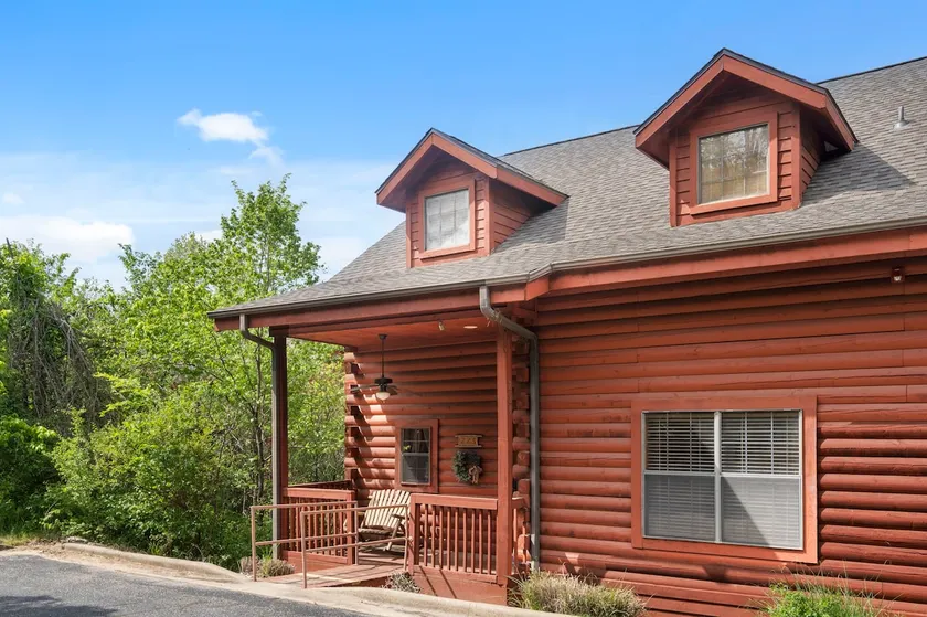 \"Elk Lodge\" Walk-in Cabin near Branson Shows and Attractions - Image 1
