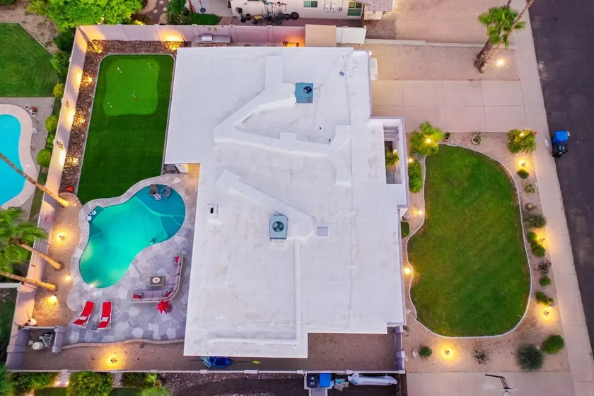 Cactus Manor, Heated Pool ! Putting Green!  Centrally located - Image 1
