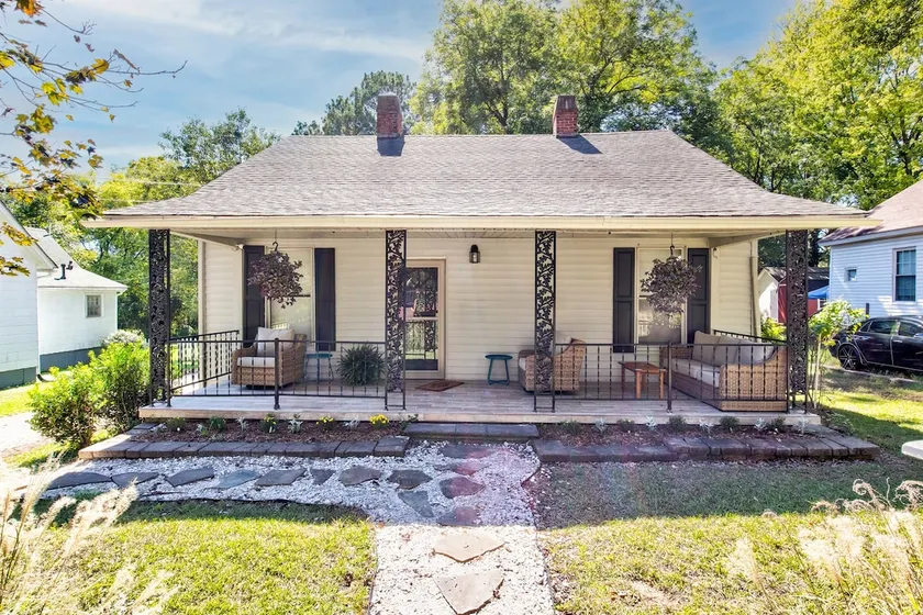 Loco Motive- Renovated House in Aragon c.1940 Near Winthrop & Glencairn Garden - Image 1