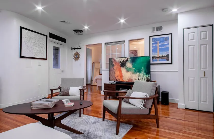 Fancy 1-BR in Central Location Parking available - Image 1