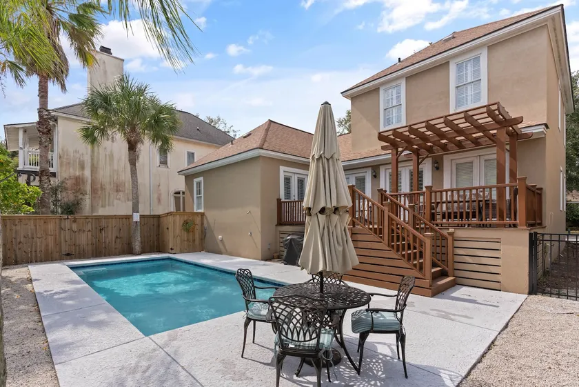 Ohhh so close to the Village with a POOL! Sleeps 8 - Image 1