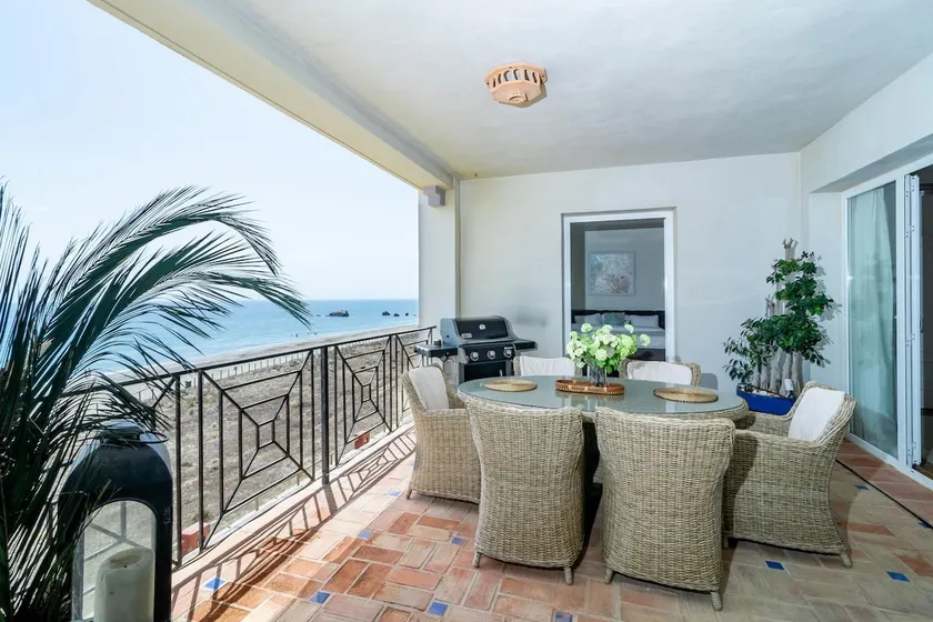 Lap- 3 Bed Apartment On The Beach Families Only - Image 1