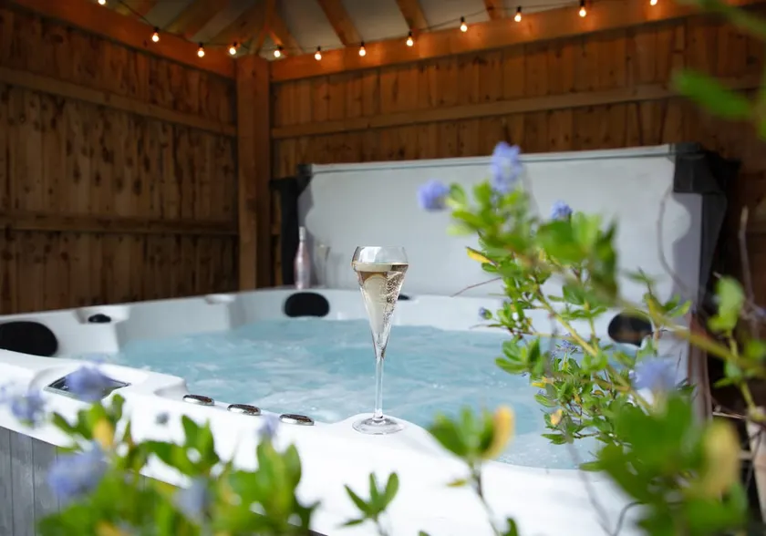 Toppesfield Hall Luxury Cottage With Hot Tub - Image 1