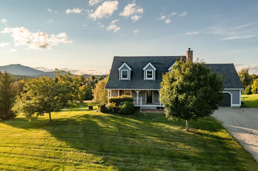 Comfortable & Modern Home - Game Room & VIEWS! - Image 1