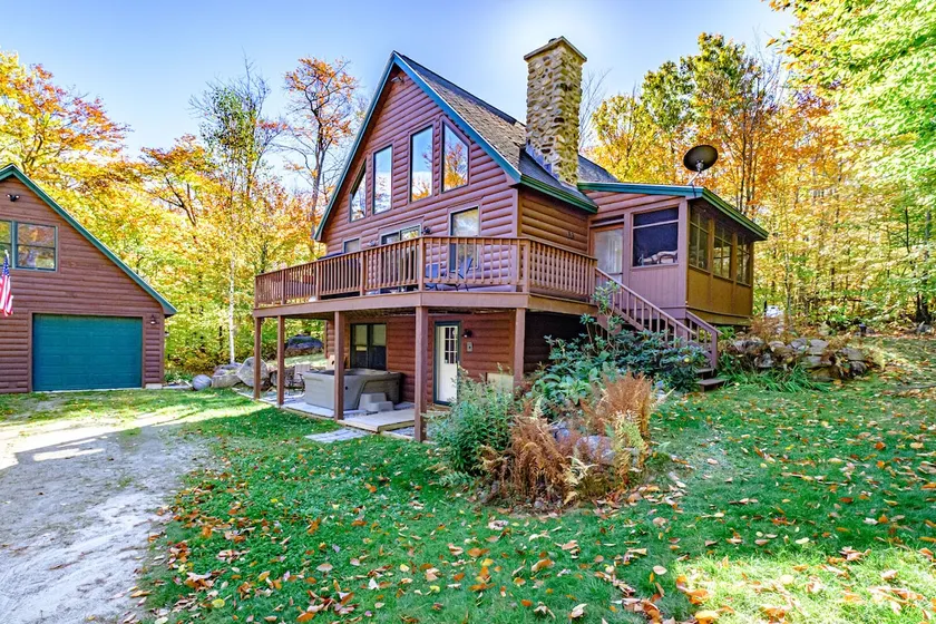 Woodroad Chalet-  Ski house close to water, Hot tub, large lot - Image 1