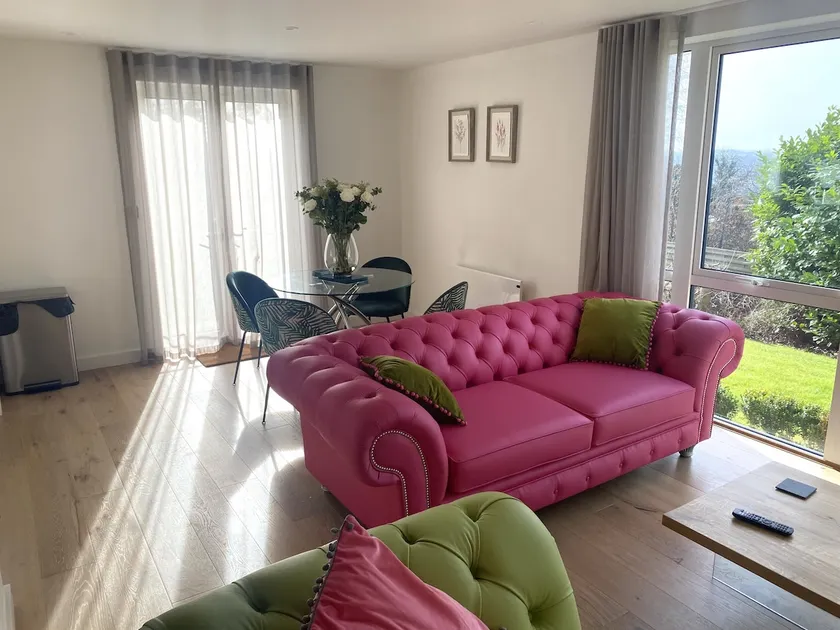 Family Friendly 2 Bed Garden Apt with Parking - Image 1