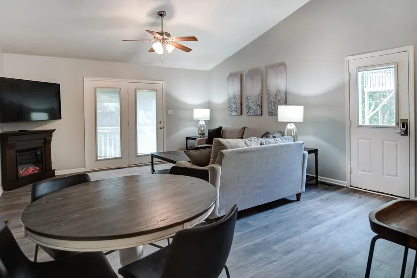 Pet Friendly Contemporary Townhome Hot Tub - Image 1