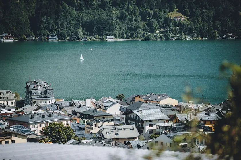 Designer apartment with lake view, garden & sauna - Image 1