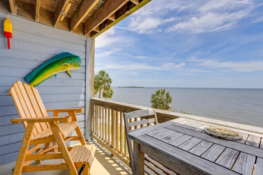 Beach & Pool Access at Condo on Cedar Key! - Image 1