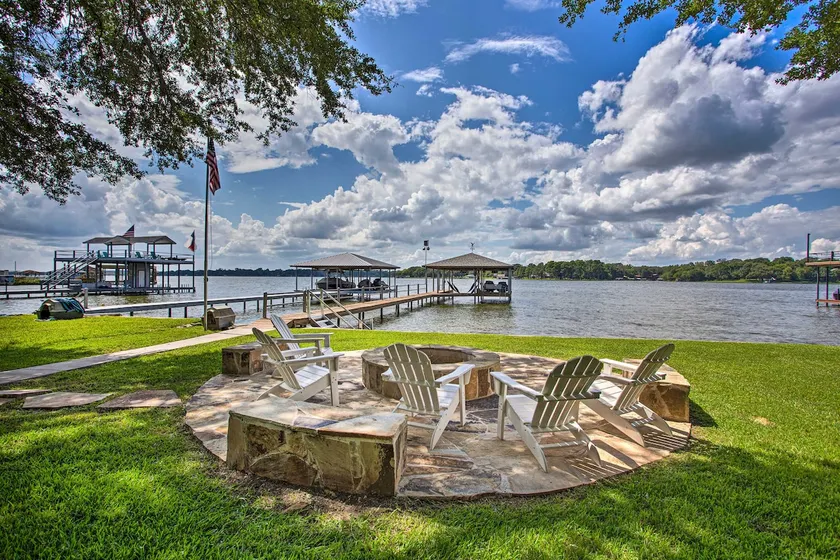 Remodeled Cedar Creek Lake Retreat w/ Fire Pit! - Image 1