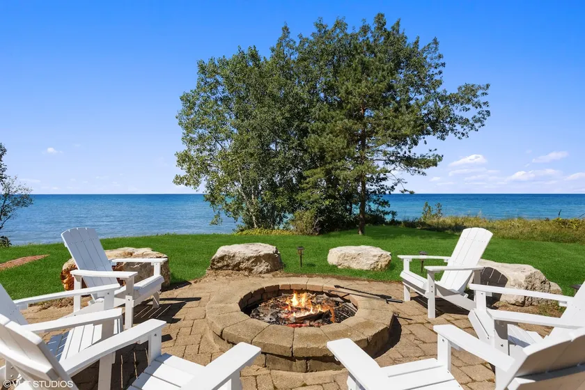 Coastal Living, Hot Tub, Firepit & Lakeside Deck - Image 1