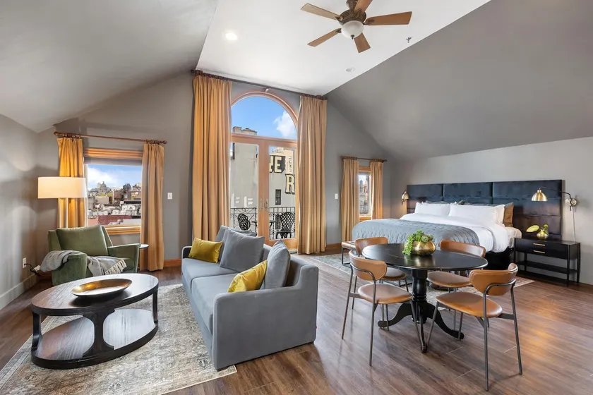 Exclusive Penthouse Loft w Balcony + Insane View - Image 1