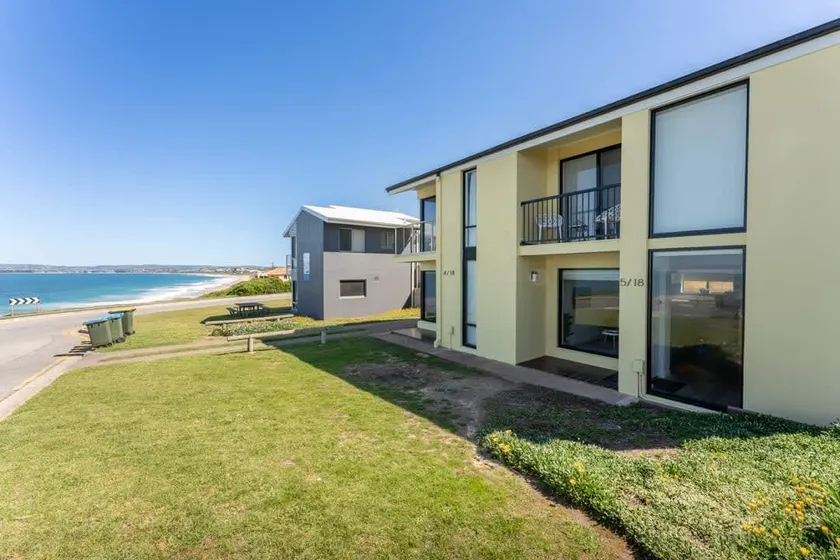 South Seas 5—Absolute Beachfront Escape near Cafés - Image 1