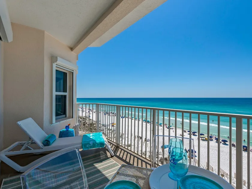 Gulf Front! Designer Decorated! Perfect View! Community Pool and Hot Tub - Image 1
