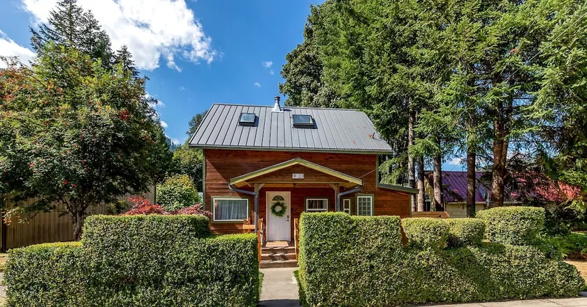 Hadley's Hideaway -Cottage w/ hot tub, fenced yard close  to hikes & Stevens Pass ski hill - Image 1