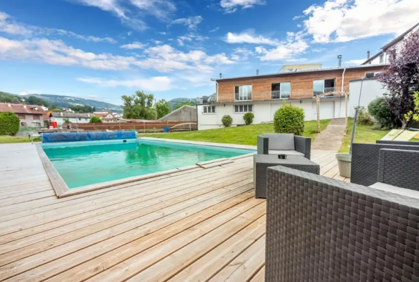 Family home and spa with pool and hot tub - Image 1