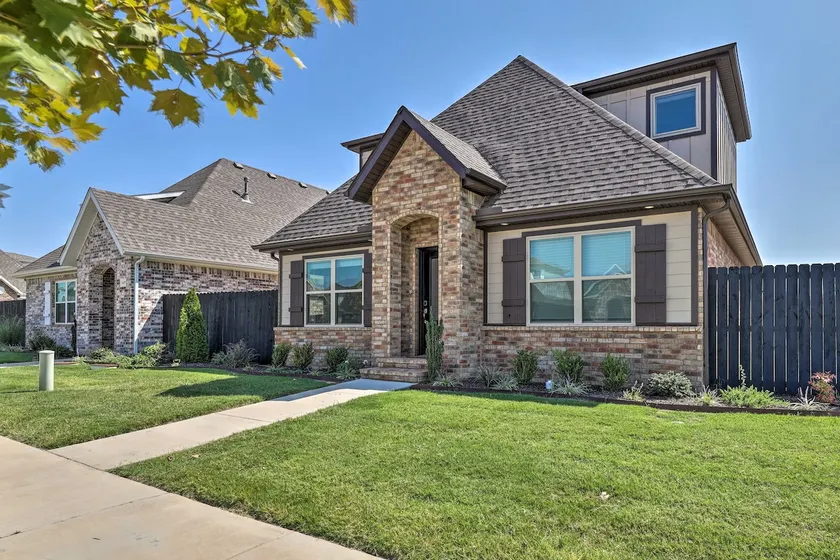 Fayetteville House: Pool Access & Gas Grill! - Image 1