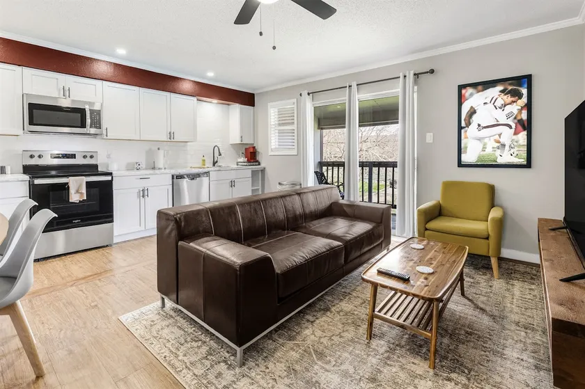 The Zone: Blocks from Texas A&M, Comfy King Bed - Image 1
