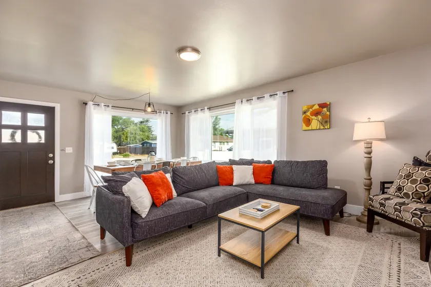 Quaint new renovation perfect for your large group - Image 1