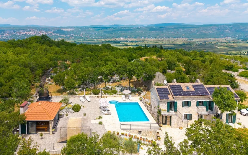 Villa Lugareva with 52 sqm private pool, 4 bedrooms, 4 bathrooms, summer kitchen, traditional environment, playground - Image 1