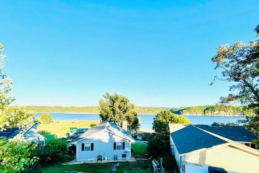 Beaver Lake Studio - King size bed and lake view - Image 1