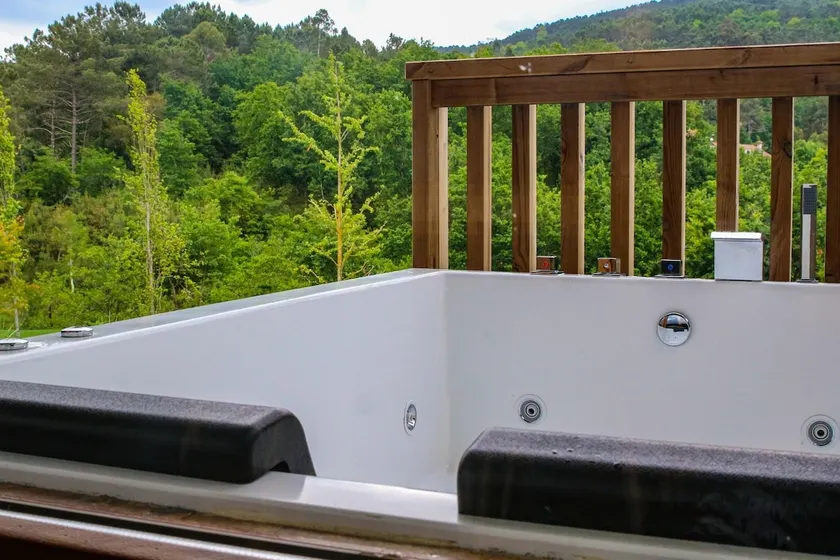 Apartment with a hot tub - Image 1