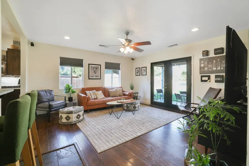 Tulare Vintage Soul House: Pet Friendly, Gym, Bar+ - Image 1
