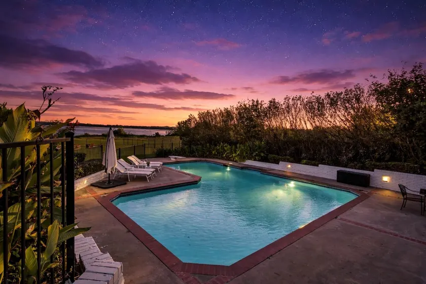Lakefront Luxe 6BR 4,5BA Holiday Home with Pool & Hot Tub - Image 1