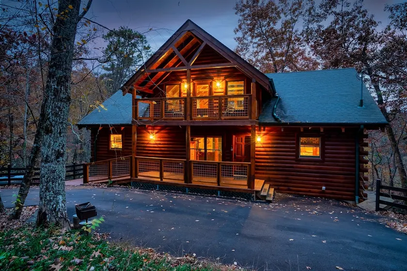 PrivateSpaciousHotTubFireTableTheater - Image 1