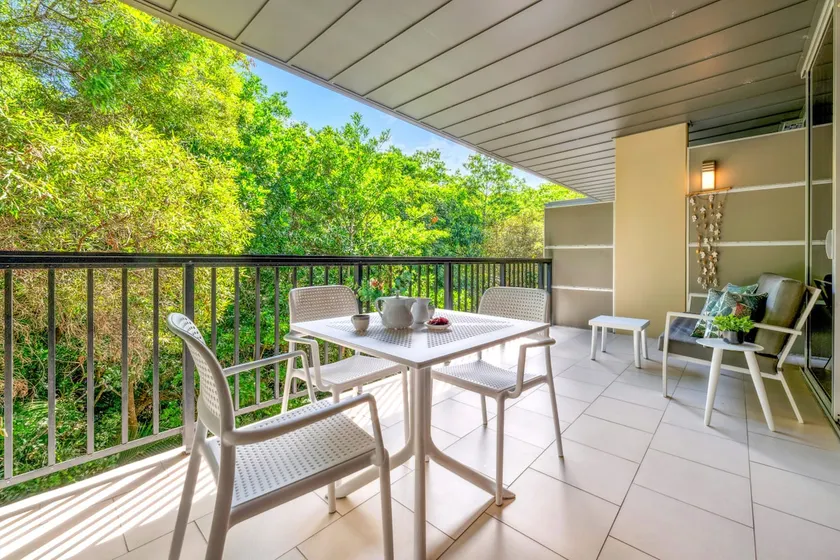 Tranquil treetop retreat with large balcony - Image 1