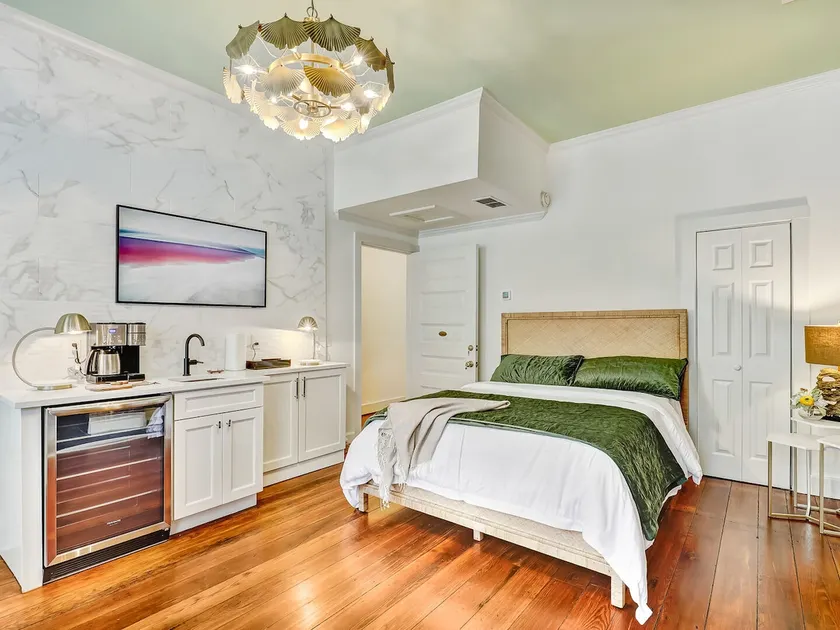 Gorgeous Designer Apartment, Heated Pool Access - Image 1