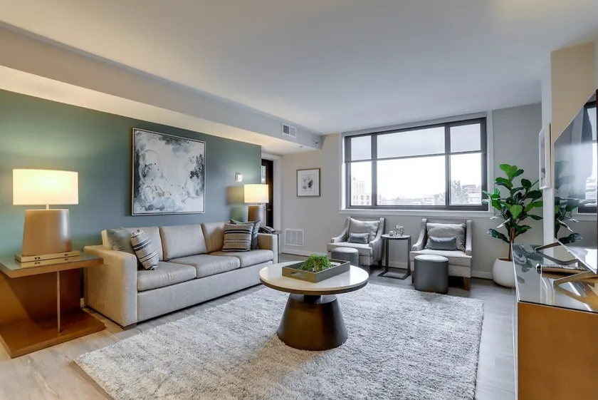 Sojourn  Courtland Towers w/ Private Balcony - Image 1