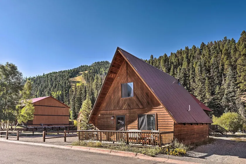 Ski-In/Ski-Out Red River Cabin w/ Mtn Views! - Image 1