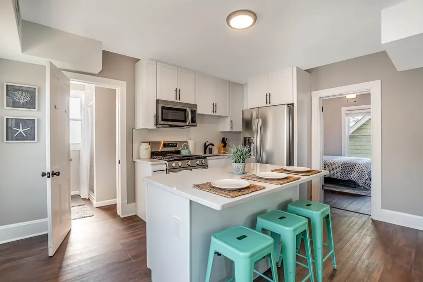 Great Lakes Getaway-Upper Unit, Near Outlet Mall - Image 1