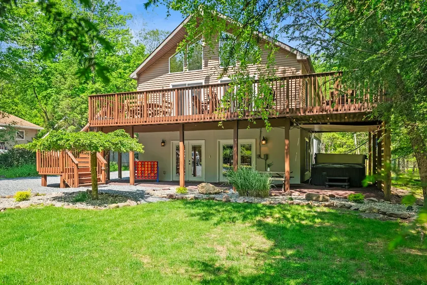 Mews Mountain House by Avantstay Walk to Beach, Hot Tub, Game Room - Image 1