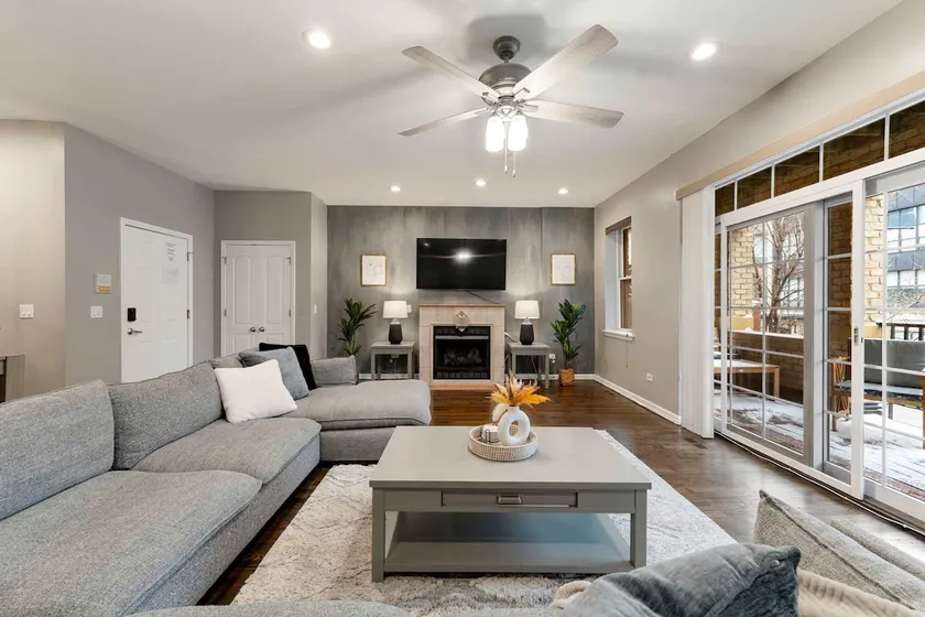 South Loop 3BD 2BA Condo with Balcony and Parking - Image 1