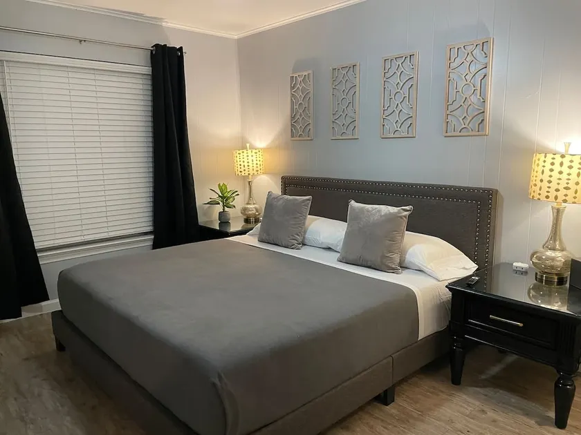 Henderson Haven - 1 bedroom King Bed Private Patio - Image 1