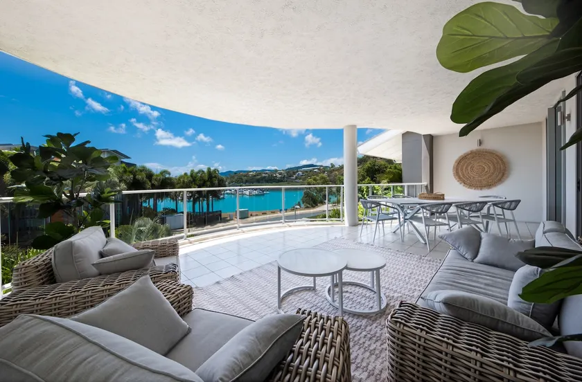 Luxe Two Level Top Floor Spa Penthouse in Airlie Beach - Four Bedroom - Three Bathroom - Waterfront Location 2+ nights - Image 1