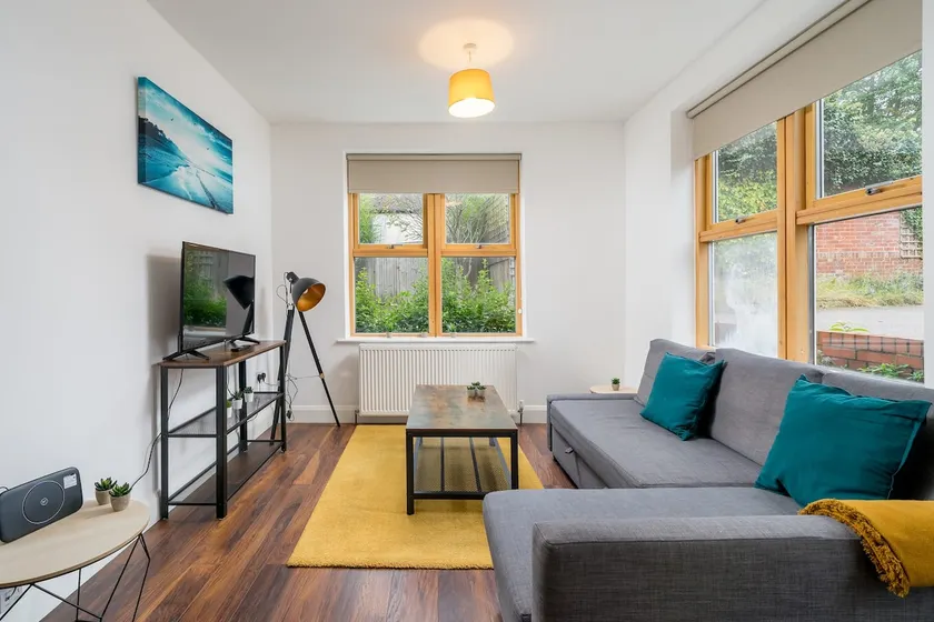 Stylish Central Watford 2 Bedroom and Sofa Bed Apartment with Free Parking - Image 1