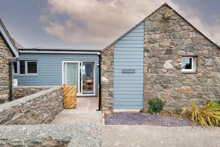 Hen Golchdy : Pet-Friendly 2‑Bed Cottage in Aberffraw | Managed by Anglesey Holiday Lettings - Image 1