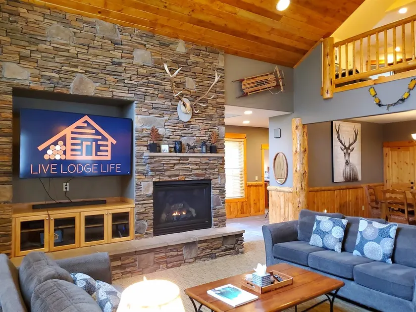 PNW Luxe Lodge- 4 Suites, Game Rm, Loft, 12xSHARC, Bikes, Hot Tub, Big Deck, ADA - Image 1