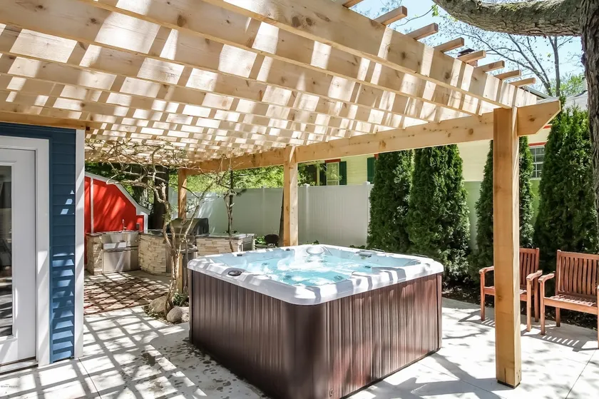Ultra Lux Villa, Chic design, Hot Tub All Year Round, Minutes Walk From Downtown - Image 1